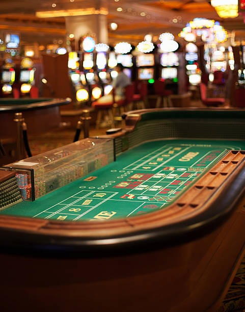 mpo8821 live-dealer blackjack table on mobile phone screen with dealer and chat panel visible